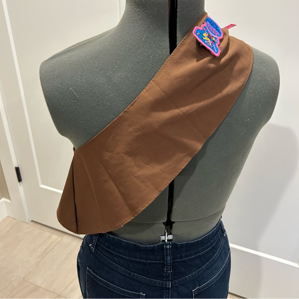 Girls Scout brown sash. Size regular - Picture 4 of 8